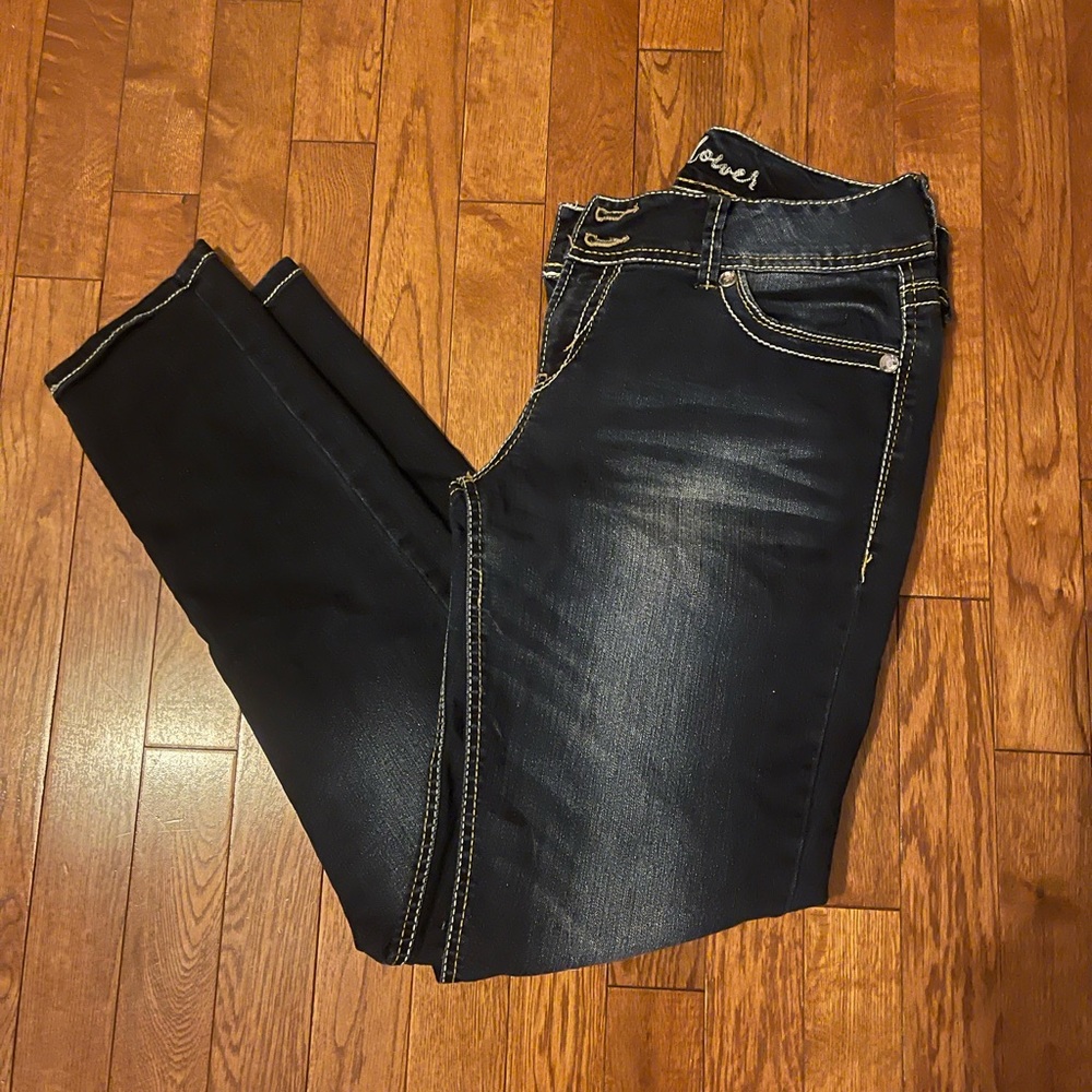 ✌️💜💜2/20.00 or one for original price!!! 💜💙 Wallflower denim capris